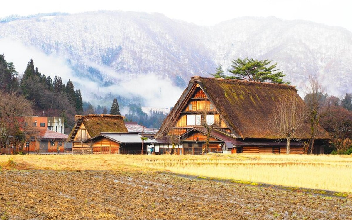 合掌造りの冬、屋根を支える縄の話