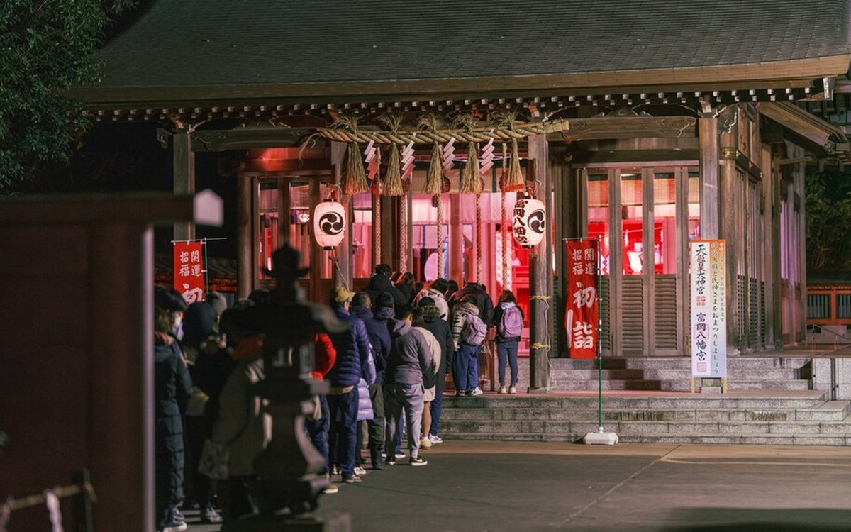 初詣の朝、地方の神社の小さな列