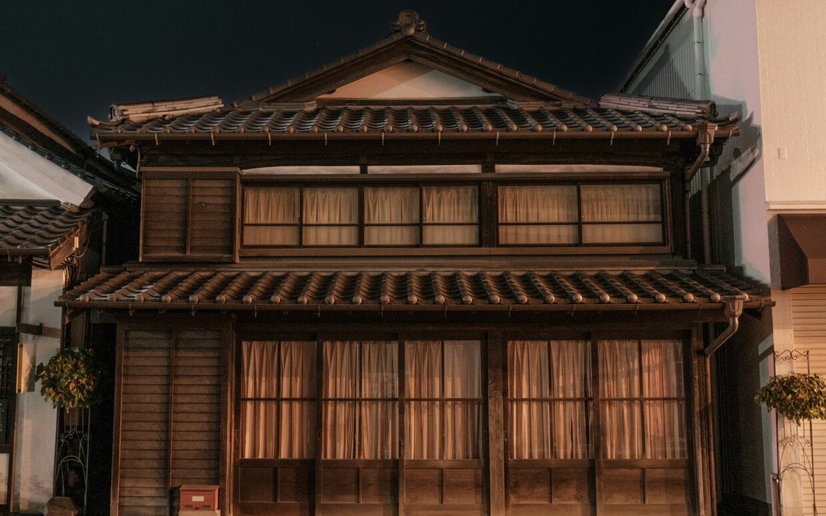蔵の前の静けさ、夜十時の小さな町で