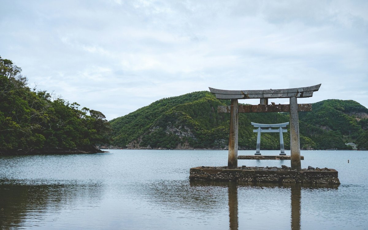 水と鳥居、海に立つ社の幾何学